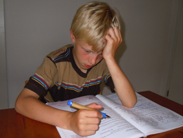 Foto vom Jungen, dem Lernen schwer fällt